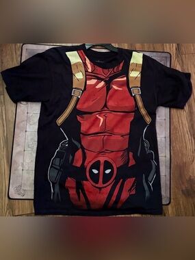 Marvel Deadpool Costume Graphic Short Sleeve Tee - Black & Red